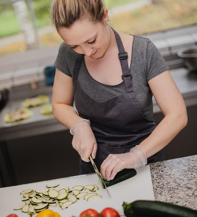 Tatjana Sauer beim Kochen